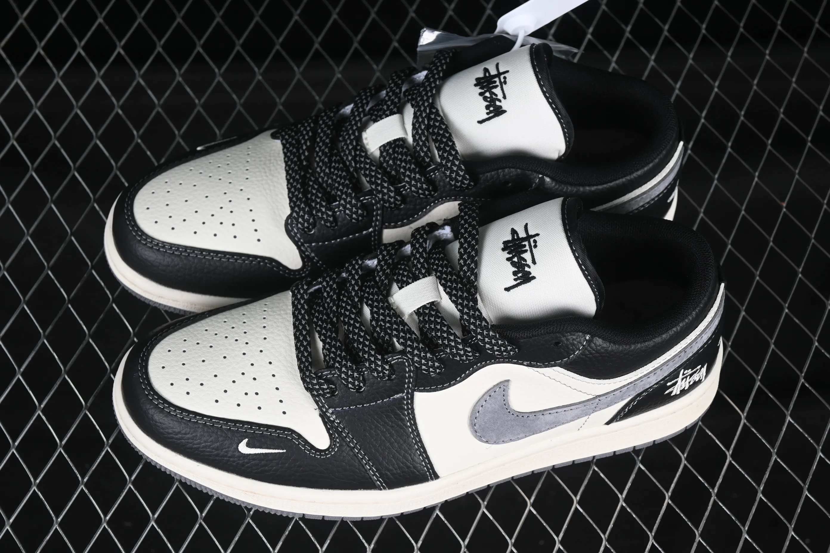 All categories Air Jordan Jordan series basketball shoes Air Jordan 1 Low High-end customized low-top sneakers Air Jordan 1 Low AJ1 Joe 1 Stussy joint black and gray hook High-end customized low-top retro basketball shoes XX3318-511